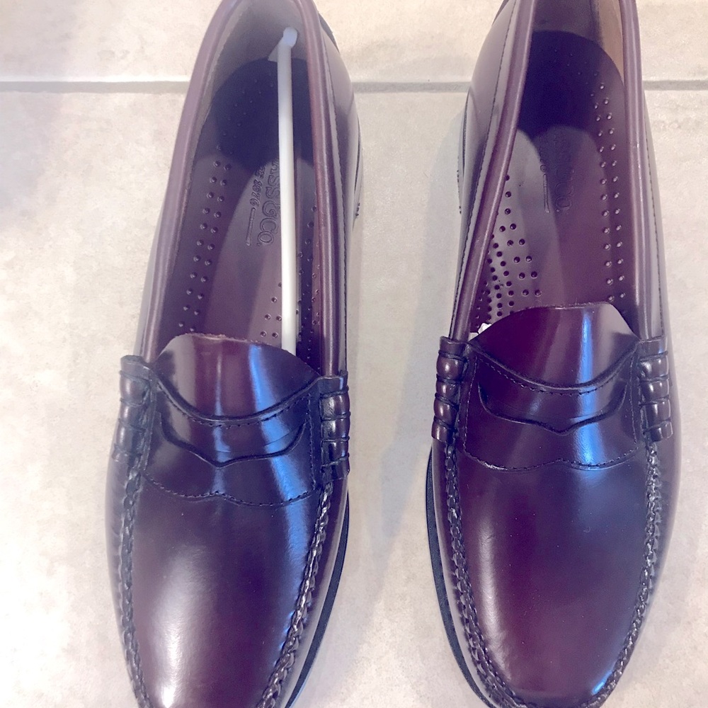 Mens Bass Weejuns Cordovan loafers. New. Original. Never worn.